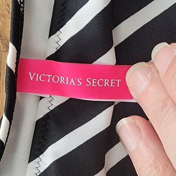 Victoria’s Secret Black and White Chevron Bikini w side ties - Picture 5 of 7